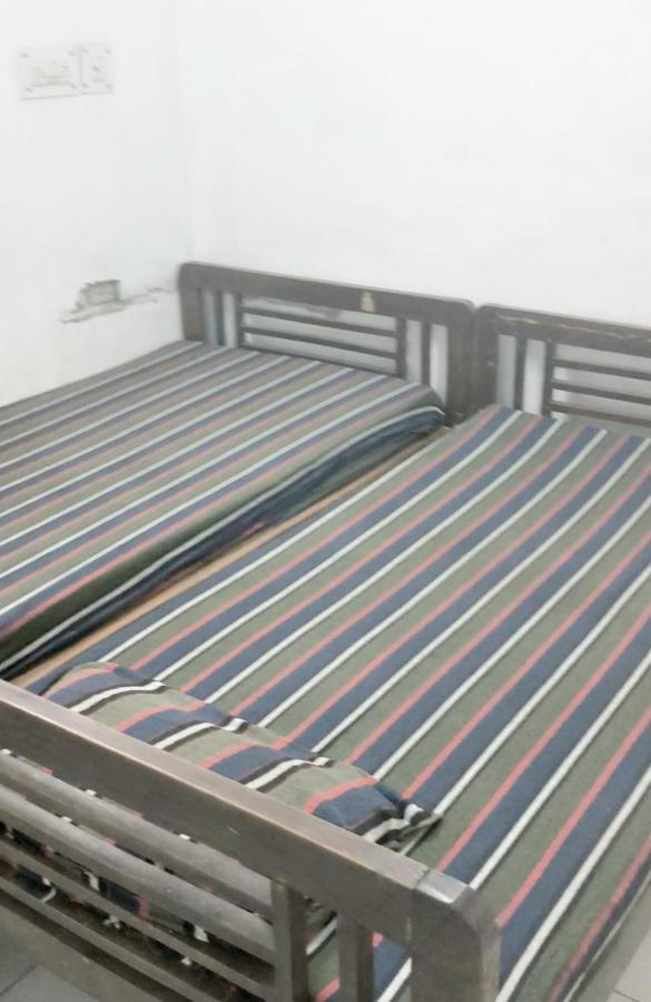 Gandhi Ganaga Guest House Varanasi Exteriör bild